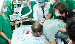 Chồng, con nghẹn ngào hôn tiễn biệt nữ nhân viên y tế trước khi hiến tạng