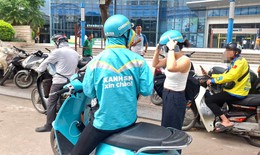 Tài xế ôm công nghệ Hà Nội: Một ngày chạy bao nhiêu giờ để đủ sống?