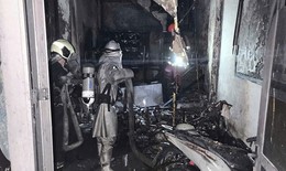 Cháy nhà 5 tầng, công an cứu 2 người mắc kẹt