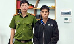 Bực tức vì nhà bừa bộn, con trai đổ 20 lít xăng đốt nhà khiến cha tử vong