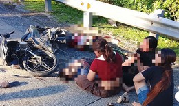 Ba người trong một gia đình thương vong sau va chạm mạnh với xe tải
