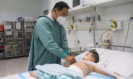 'Con bị tay chân miệng, bố mẹ trong ngành y có khi không kịp trở tay vì bệnh diễn tiến nhanh'
