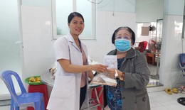 Trạm y tế ở TPHCM: Dược sĩ nấu bữa sáng cho người cao tuổi