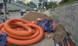 Nhiều tuyến phố trung tâm Hà Nội ngổn ngang vì vỉa hè được đào xới để cải tạo