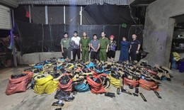 Phát hiện 248 bình 'khí cười' vận chuyển trái phép qua biên giới