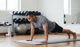 Chống đẩy 100 lần mỗi ngày có giúp tăng cơ ngực?