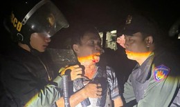 Khống chế người đàn ông mặc 'áo giáp' tự chế, dùng dao gây thương tích cho 2 công an