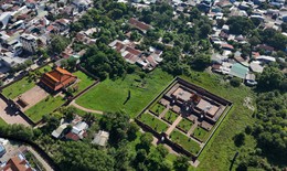 Người dân sống trong khuôn viên lăng vua ở Huế mòn mỏi chờ di dời 