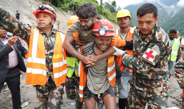 Nepal: 2 công nhân sống sót thần kỳ sau 9 ngày kẹt trong hầm do lũ quét