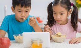 Tác hại khi trẻ vừa ăn vừa xem điện thoại, ti vi và cách khắc phục