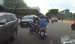 Thót tim cảnh xe máy sang đường từ góc khuất, gây họa cho xe khác