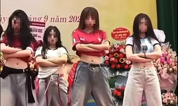 Clip học sinh cấp 3 nhảy trong lễ khai giảng gây tranh cãi