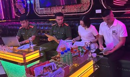 Kiểm tra quán karaoke, phát hiện 4 nhân viên nữ đang múa khiêu dâm