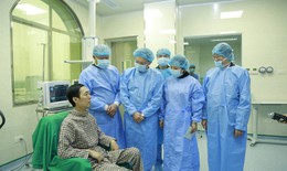 Bộ trưởng Bộ Y tế thăm bệnh nh&#226;n gh&#233;p phổi đầu ti&#234;n tại Việt Nam từ người cho chết n&#227;o