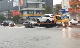 Nghệ An: Mưa lớn, nhiều tuyến đường ở TP Vinh ngập s&#226;u trong nước, học sinh phải nghỉ học