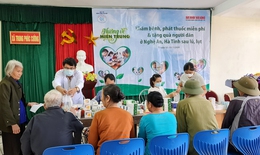 Gần 3000 người dân vùng ngập lụt ở Nghệ An và Hà Tĩnh được khám, cấp thuốc miễn phí và tặng quà