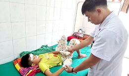 Rách giác mạc, dập 2 bàn tay do trẻ tự nối pin chơi