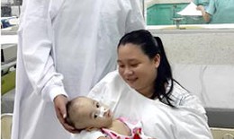 Ca tách song sinh tại Bệnh viện Nhi đồng 2: Bé Phi Long được cha mẹ vào chăm sóc