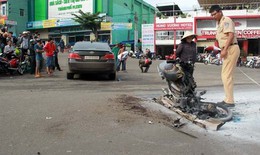 Vượt đèn đỏ đâm vào ô tô, xe máy cháy rụi