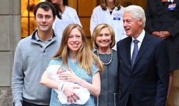 Nhà Clinton đón cháu ngoại xuất viện