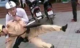 Cảnh sát giao thông bị quật ngã, hành hung trên phố