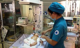 Nhà hảo tâm tiếp sức bé trai văng khỏi bụng mẹ trong tai nạn