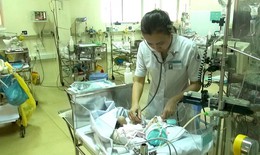 Bé sơ sinh văng khỏi bụng mẹ bất ngờ thở máy trở lại