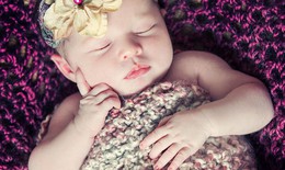 "Tan chảy" với bộ ảnh ngọt ngào khi bé sơ sinh ngủ