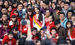 Hoa hậu Kỳ Duyên gây náo loạn khi về ĐH Ngoại Thương