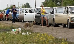 Người Ukraine xếp hàng chạy sang Nga 'kéo dài 5 km'