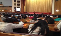 TQ: Giáo sư 92 tuổi giảng bài, sinh viên ngủ la liệt