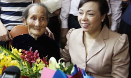 Bộ trưởng Nguyễn Thị Kim Tiến thăm Mẹ Việt Nam anh hùng