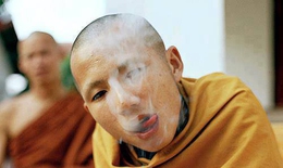 Điểm lại những hình ảnh ăn chơi thác loạn của nhà sư Thái Lan