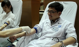 Bác sĩ hiến máu cứu bệnh nhi sởi