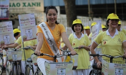 Hoa hậu Ngô Phương Lan đạp xe phòng bệnh cùng người cao tuổi