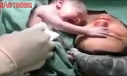 Cảm động clip em bé ôm chặt lấy mẹ sau khi sinh