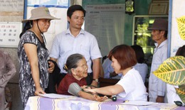 Hưởng ứng Chương trình “Ngành Y tế cùng ngư dân bám biển” : Khám và tặng quà cho trên 500 bà con các xã đảo tỉnh Quảng Nam và Quảng Ngãi