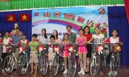 Tặng  quà cho trẻ em HIV ở Trung tâm Linh Xuân