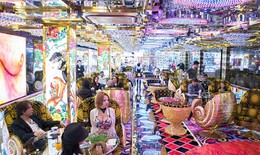 Nhà hàng robot sexy giữa phố đèn đỏ Tokyo