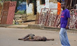 Thi thể nạn nhân nhiễm virus Ebola bị người thân ném ra ngoài đường