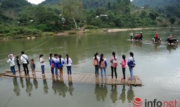 Bám dây vượt suối Thia, 200 học sinh đối diện với hà bá để tới trường