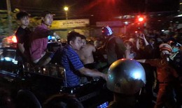 Bị phát hiện, kẻ móc túi tự cắt cổ, cố thủ trên xe buýt