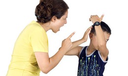 Những kiểu mẹ nuôi con quá bằng hại con