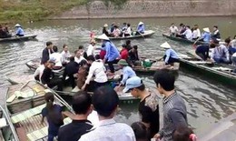 Hỗn loạn tại bến đò Tràng An, du khách ngã sông suýt chết đuối
