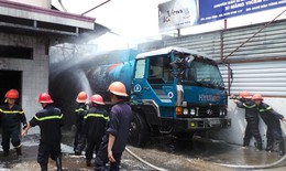 Cháy xe chở 28.000 lít xăng, dân Sài Gòn sợ hãi di tản