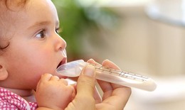 Con kháng kháng sinh khi mẹ tự ý kê thuốc chữa bệnh