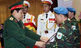 2 sĩ quan Việt Nam nhận mũ nồi xanh gìn giữ hoà bình Liên Hợp Quốc