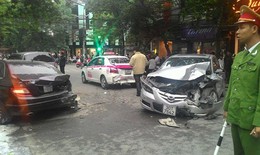 Xe điên gây tai nạn liên hoàn khủng khiếp giữa trung tâm Hà Nội