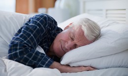 Chất lượng giấc ngủ kém làm giảm nhận thức ở nam giới cao tuổi