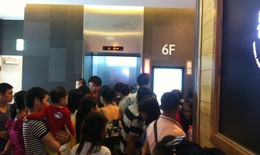 Hà Nội: Biển người chen lấn, xô đẩy trong siêu thị mua gà quay, bánh mì giá rẻ